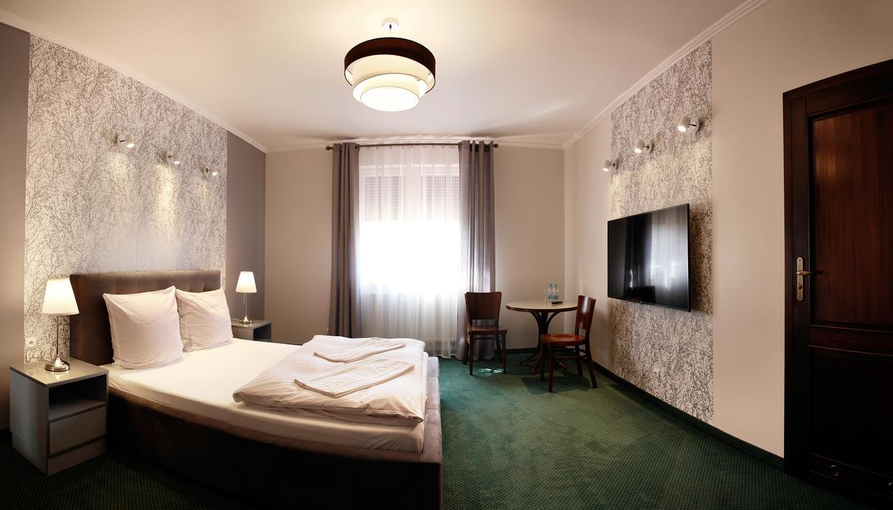 Hotel Fox Wolborz Экстерьер фото